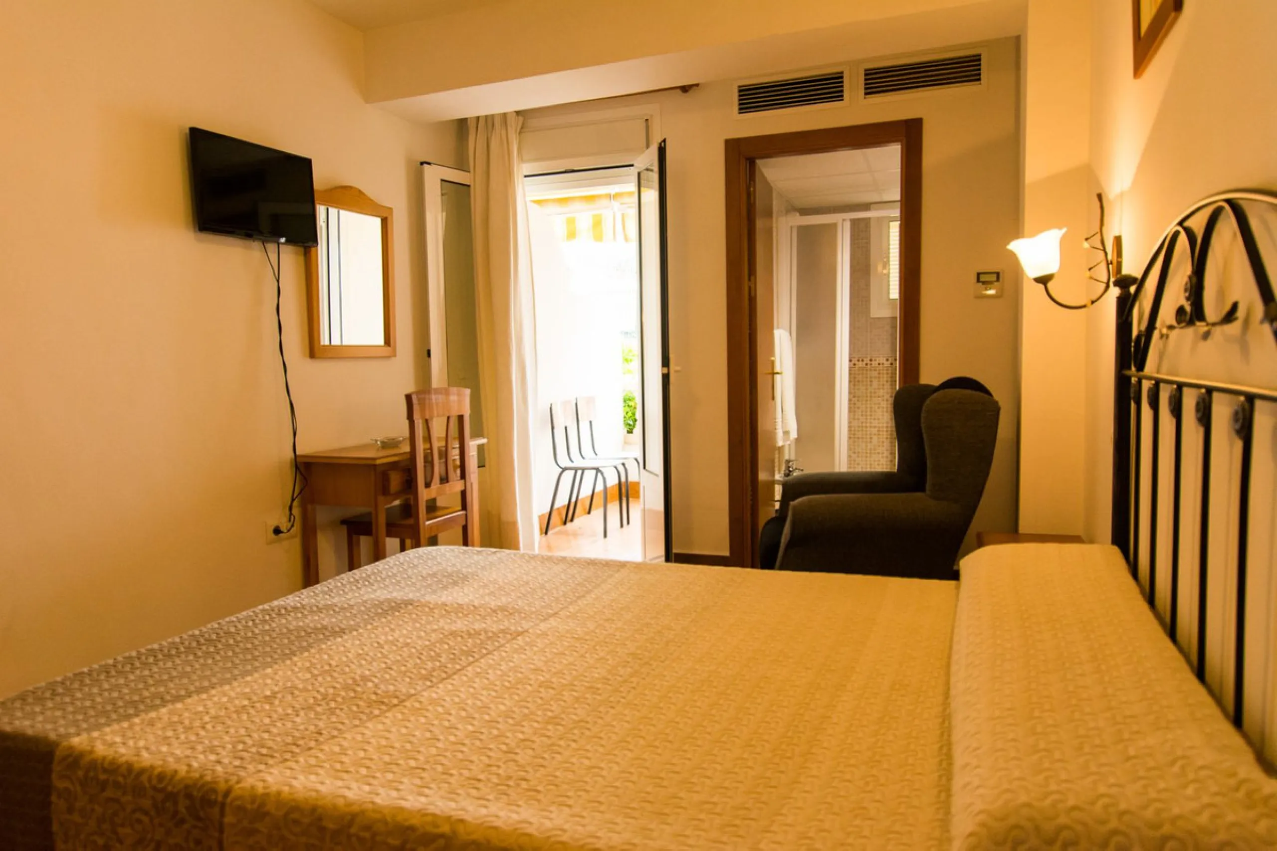 A completely renovated, ready-to-move-in hotel in the tourist town of Tolox. The hotel has 30 rooms: 3 family rooms, 23 doubles and 4 singles. The owners want to sell because of their retirement age and lack of succession.
