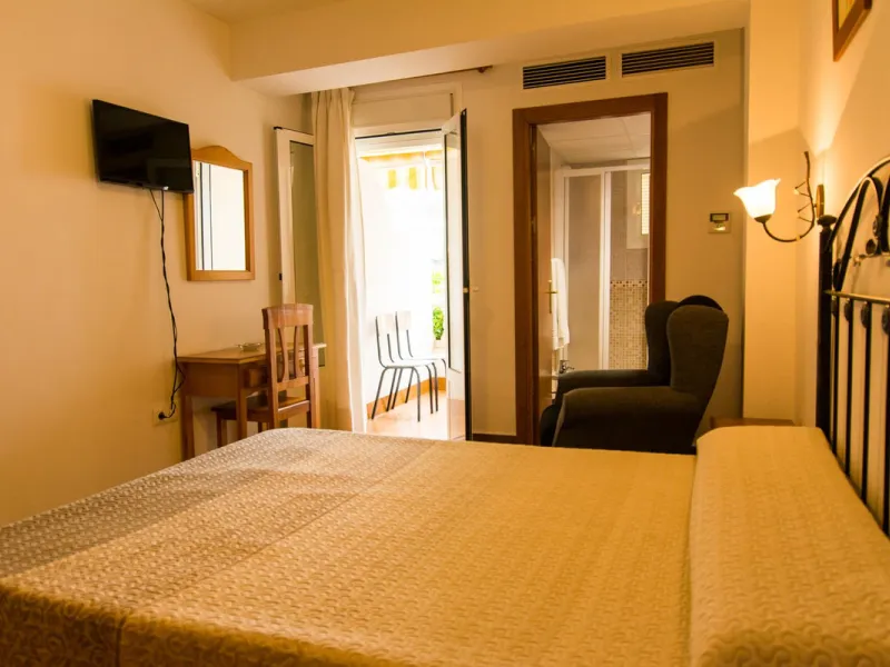 A completely renovated, ready-to-move-in hotel in the tourist town of Tolox. The hotel has 30 rooms: 3 family rooms, 23 doubles and 4 singles. The owners want to sell because of their retirement age and lack of succession.