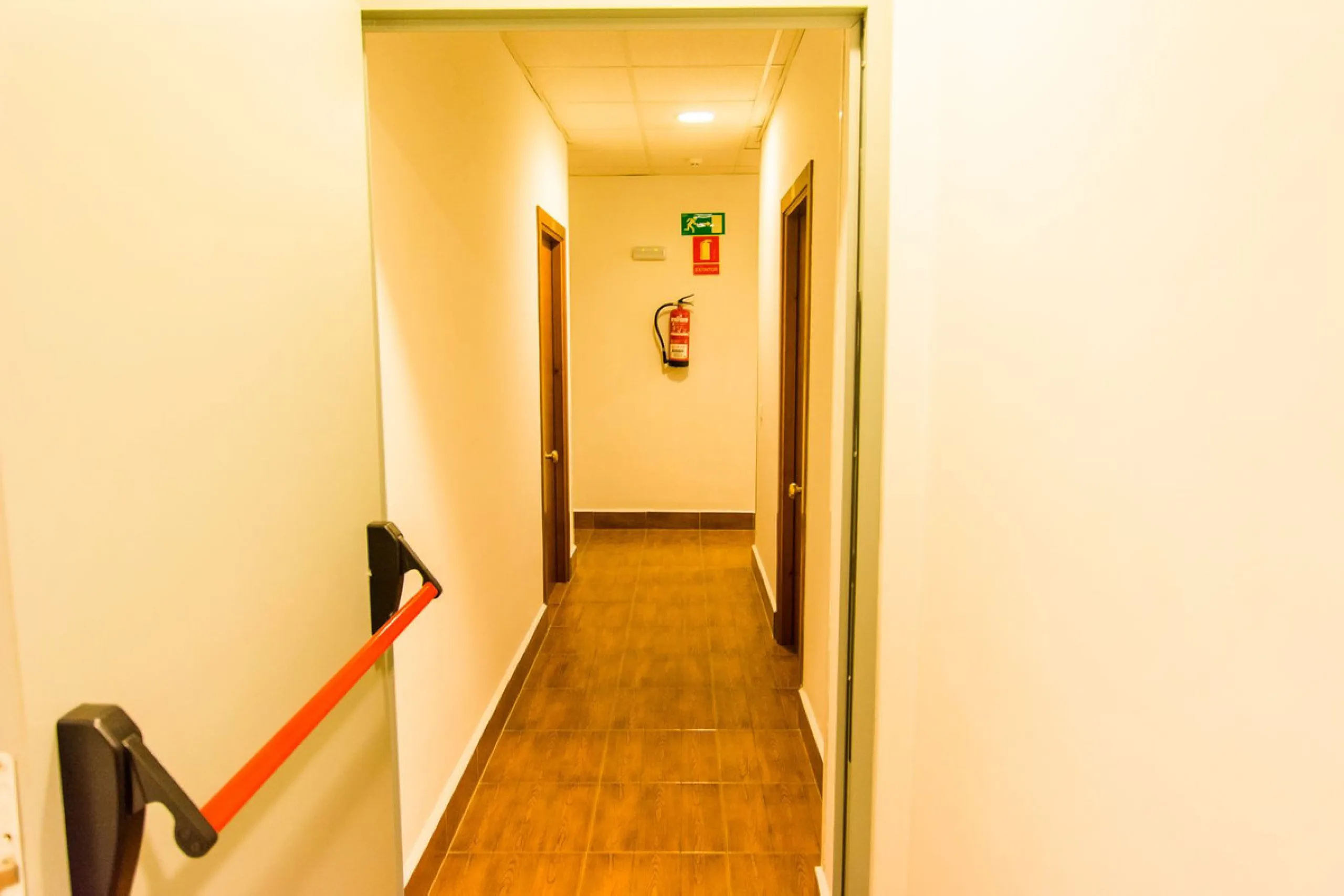 A completely renovated, ready-to-move-in hotel in the tourist town of Tolox. The hotel has 30 rooms: 3 family rooms, 23 doubles and 4 singles. The owners want to sell because of their retirement age and lack of succession.
