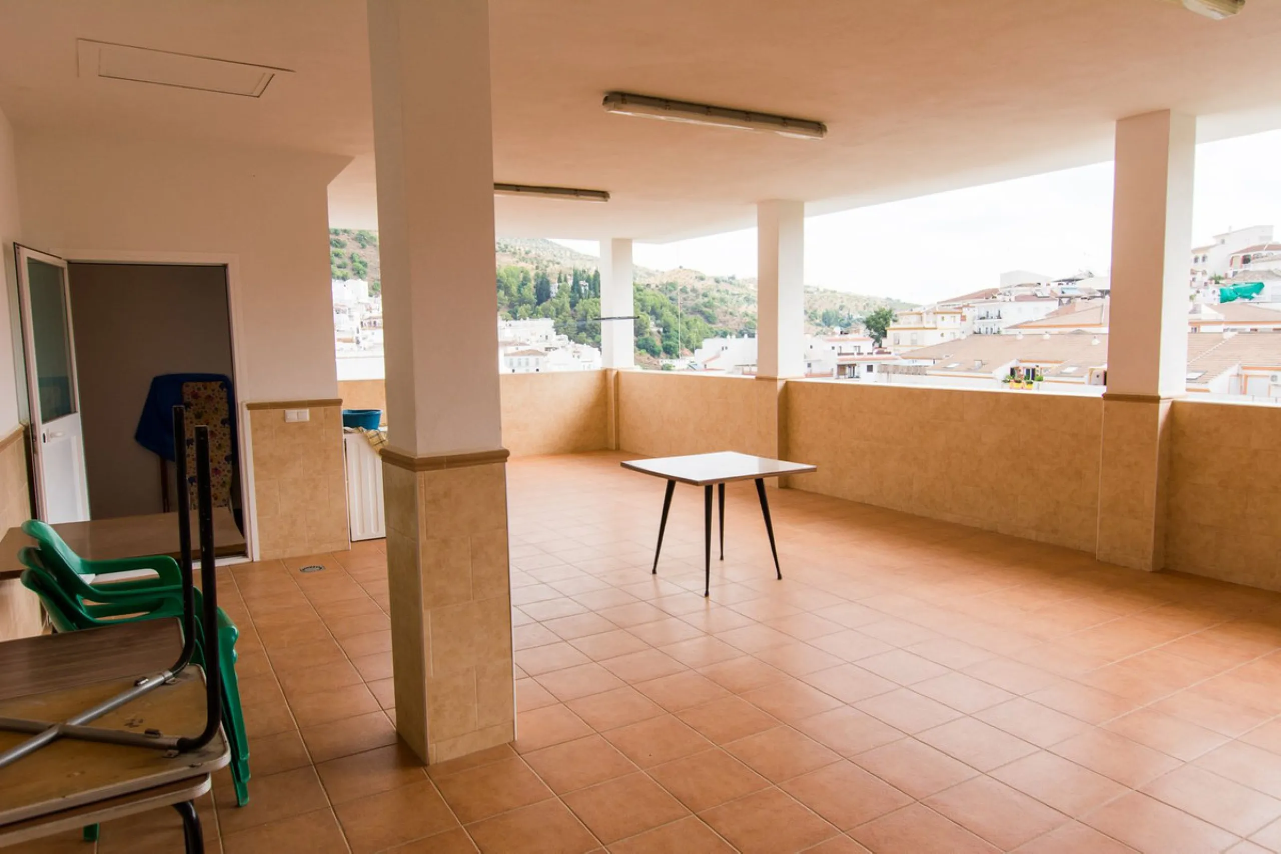 A completely renovated, ready-to-move-in hotel in the tourist town of Tolox. The hotel has 30 rooms: 3 family rooms, 23 doubles and 4 singles. The owners want to sell because of their retirement age and lack of succession.