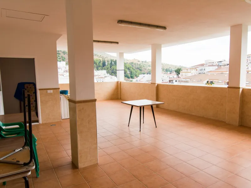 A completely renovated, ready-to-move-in hotel in the tourist town of Tolox. The hotel has 30 rooms: 3 family rooms, 23 doubles and 4 singles. The owners want to sell because of their retirement age and lack of succession.