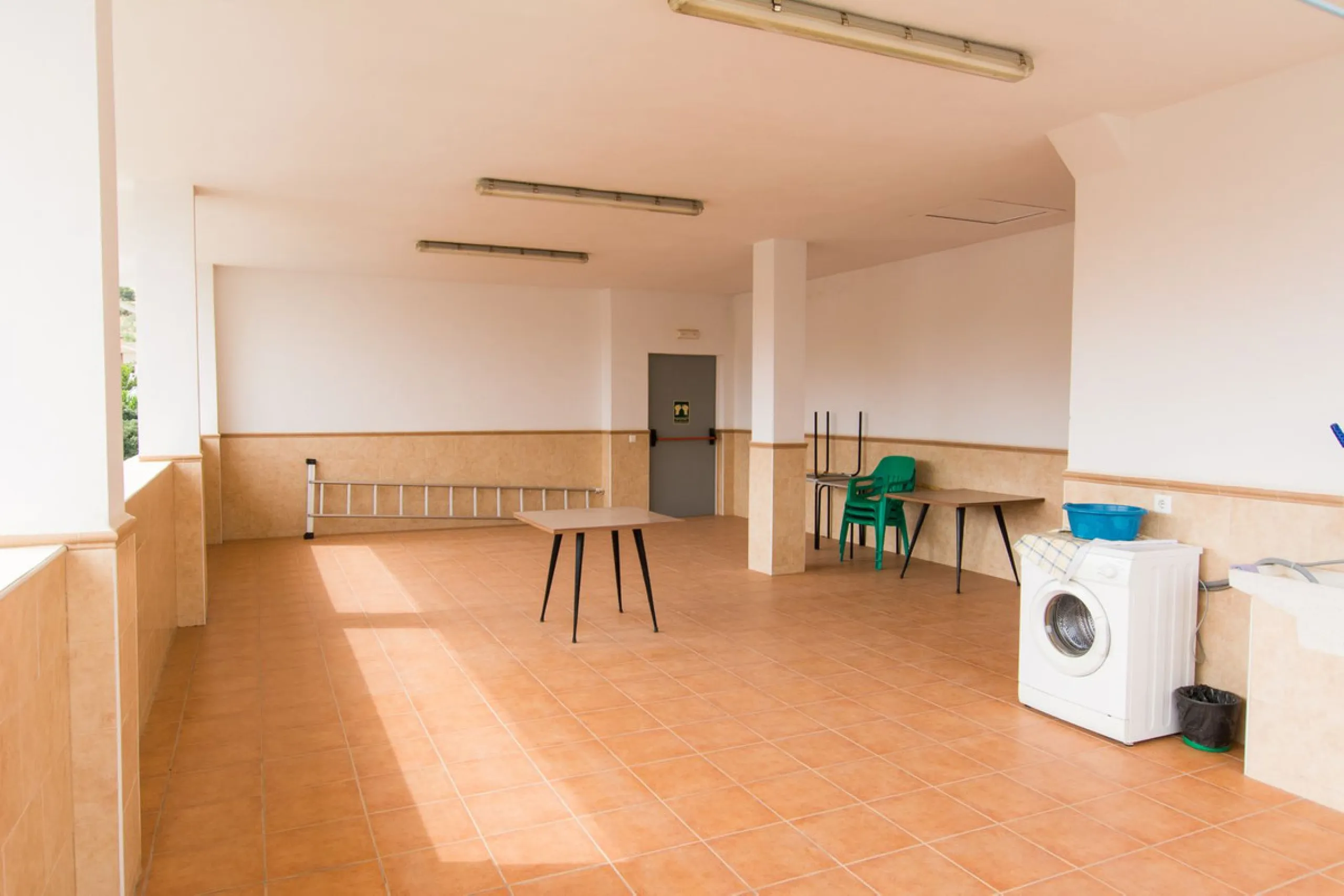 A completely renovated, ready-to-move-in hotel in the tourist town of Tolox. The hotel has 30 rooms: 3 family rooms, 23 doubles and 4 singles. The owners want to sell because of their retirement age and lack of succession.