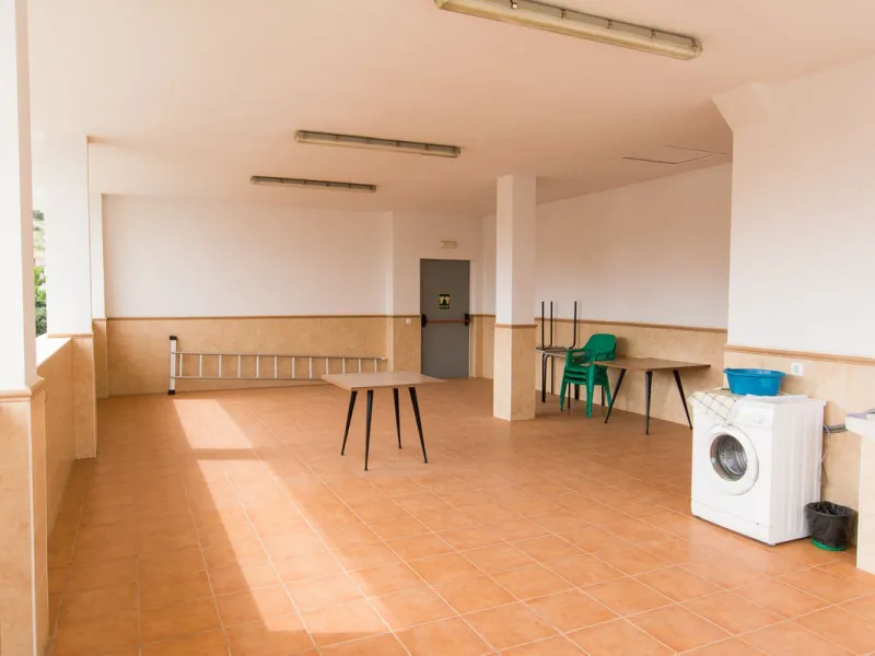 A completely renovated, ready-to-move-in hotel in the tourist town of Tolox. The hotel has 30 rooms: 3 family rooms, 23 doubles and 4 singles. The owners want to sell because of their retirement age and lack of succession.