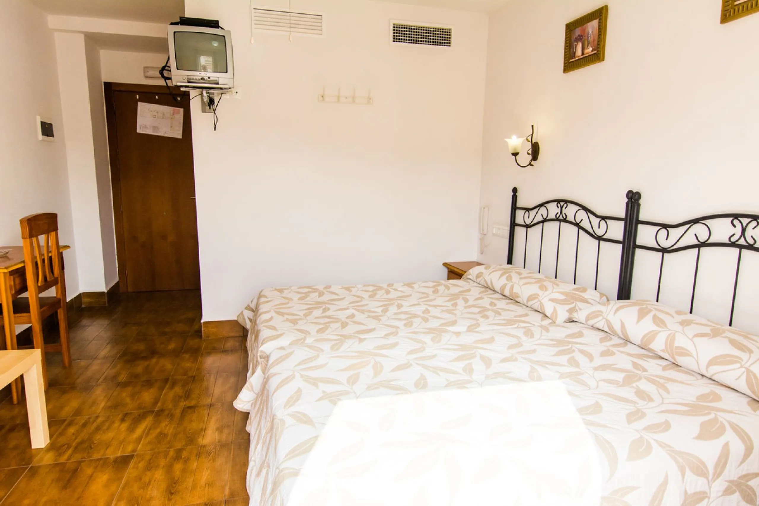 A completely renovated, ready-to-move-in hotel in the tourist town of Tolox. The hotel has 30 rooms: 3 family rooms, 23 doubles and 4 singles. The owners want to sell because of their retirement age and lack of succession.