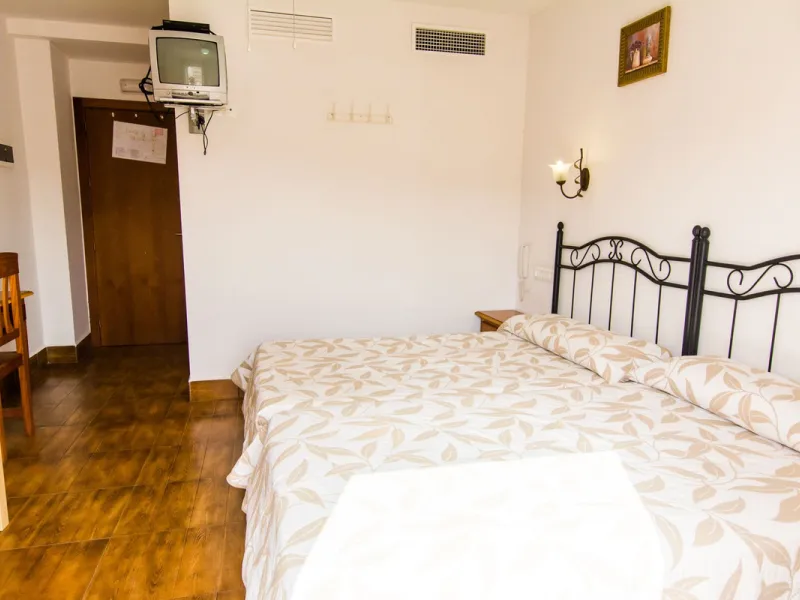 A completely renovated, ready-to-move-in hotel in the tourist town of Tolox. The hotel has 30 rooms: 3 family rooms, 23 doubles and 4 singles. The owners want to sell because of their retirement age and lack of succession.