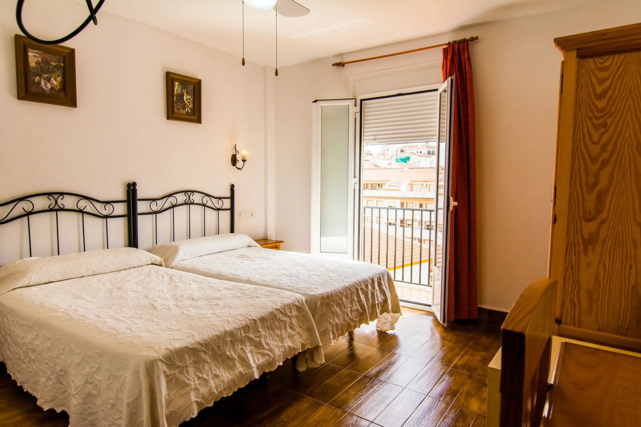 A completely renovated, ready-to-move-in hotel in the tourist town of Tolox. The hotel has 30 rooms: 3 family rooms, 23 doubles and 4 singles. The owners want to sell because of their retirement age and lack of succession.