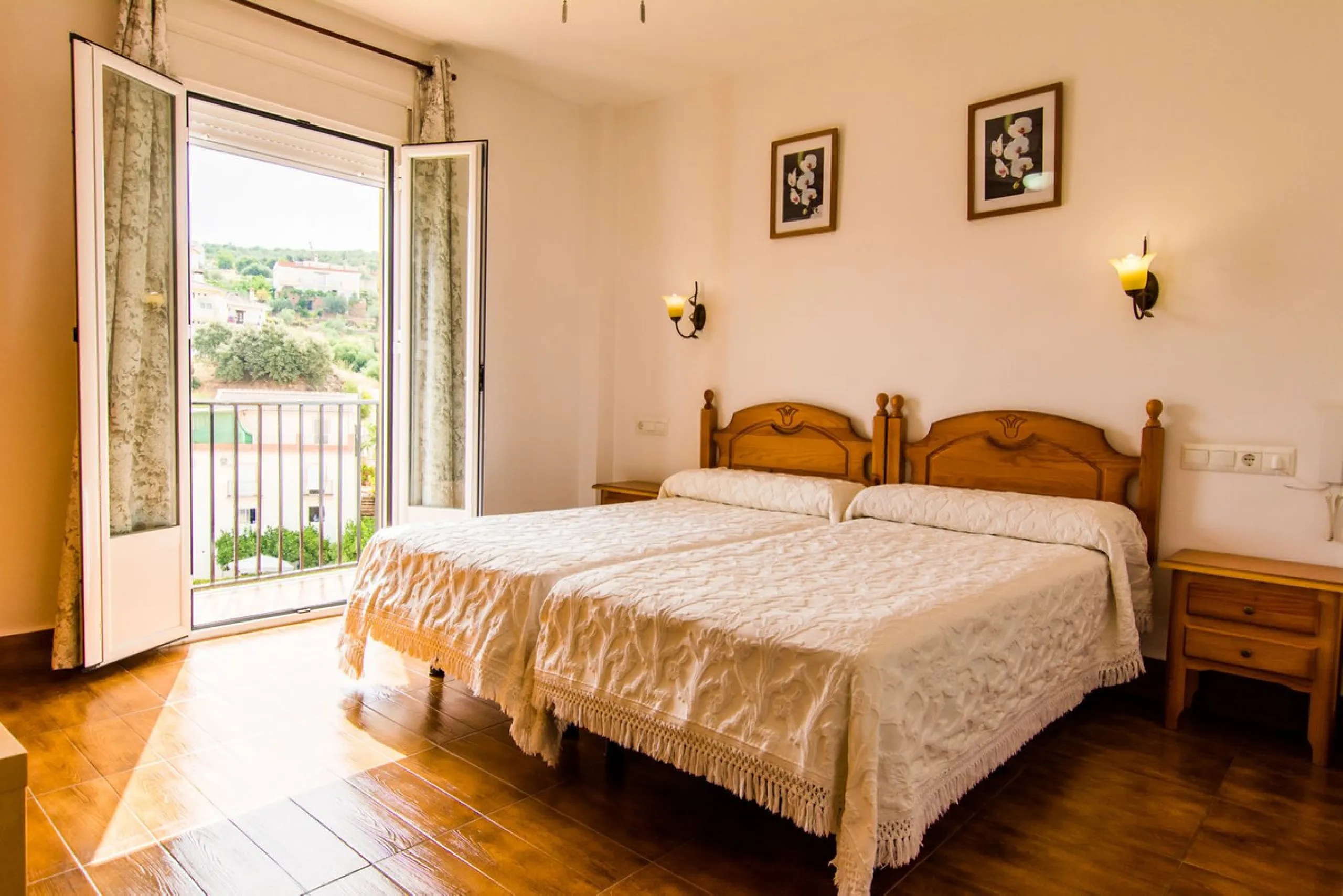 A completely renovated, ready-to-move-in hotel in the tourist town of Tolox. The hotel has 30 rooms: 3 family rooms, 23 doubles and 4 singles. The owners want to sell because of their retirement age and lack of succession.