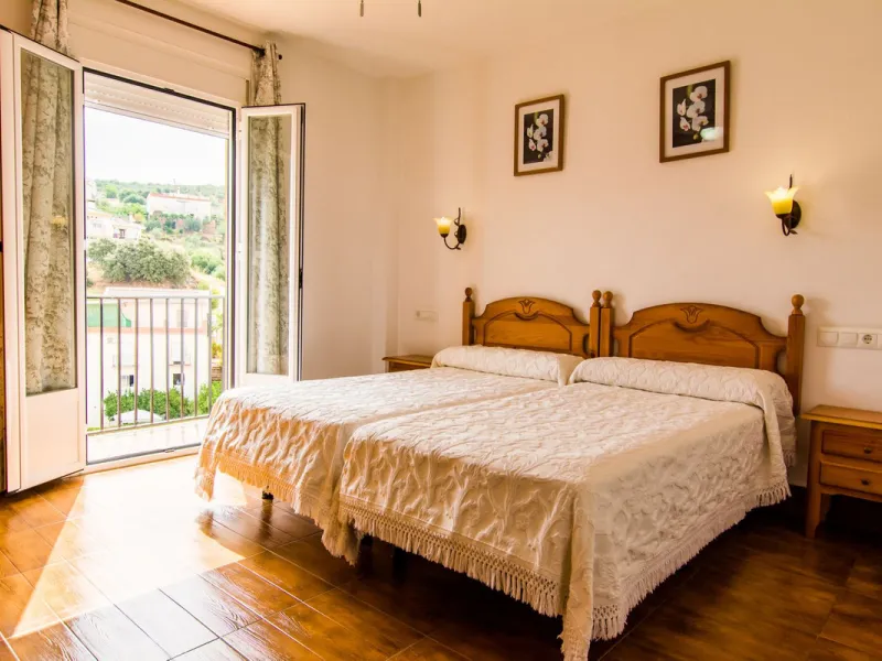 A completely renovated, ready-to-move-in hotel in the tourist town of Tolox. The hotel has 30 rooms: 3 family rooms, 23 doubles and 4 singles. The owners want to sell because of their retirement age and lack of succession.