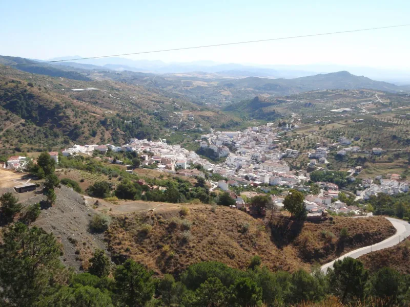 A completely renovated, ready-to-move-in hotel in the tourist town of Tolox. The hotel has 30 rooms: 3 family rooms, 23 doubles and 4 singles. The owners want to sell because of their retirement age and lack of succession.