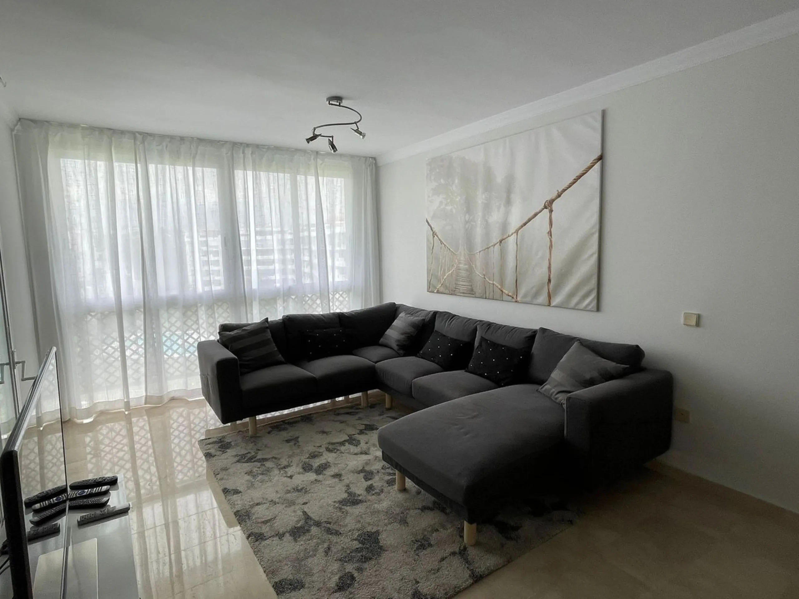 Ideal location for this 4 bed duplex penthouse property located in the heart of the famous Puerto Banús, surrounded by shops, bars and restaurants and with beaches only a few minutes walk away, no need for a car. The complex offers mature communal gardens