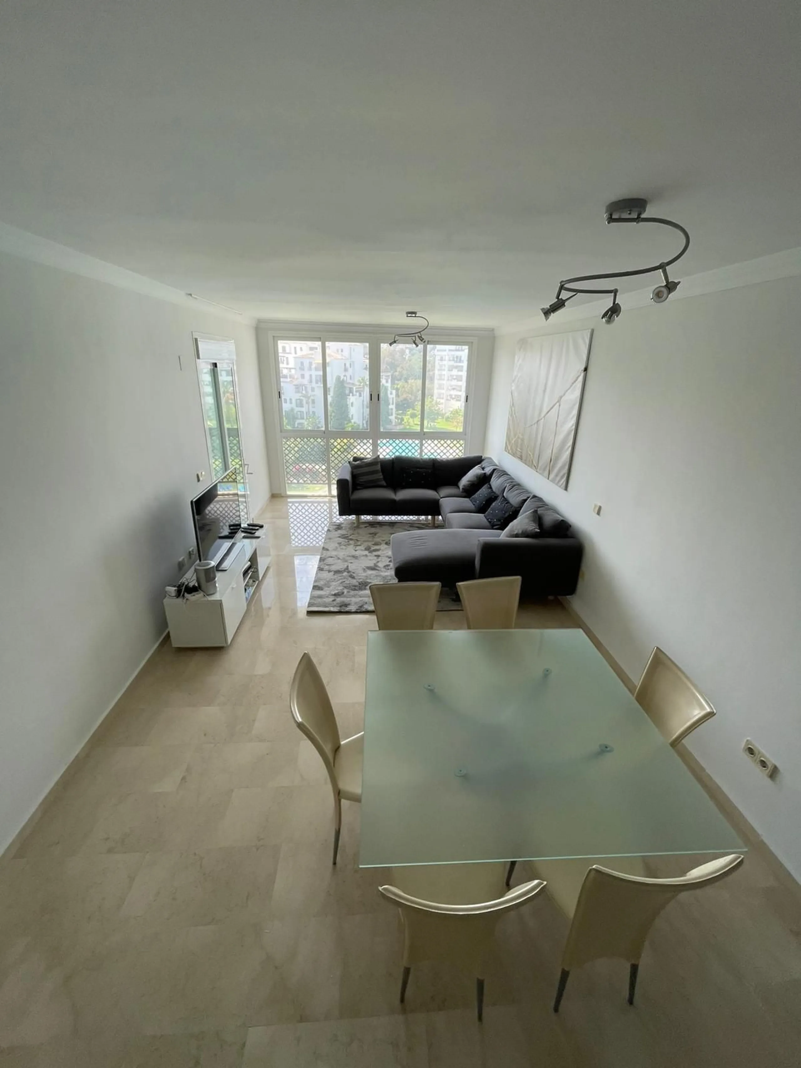 Ideal location for this 4 bed duplex penthouse property located in the heart of the famous Puerto Banús, surrounded by shops, bars and restaurants and with beaches only a few minutes walk away, no need for a car. The complex offers mature communal gardens