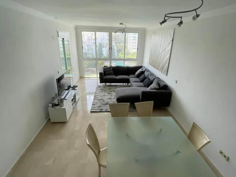 Ideal location for this 4 bed duplex penthouse property located in the heart of the famous Puerto Banús, surrounded by shops, bars and restaurants and with beaches only a few minutes walk away, no need for a car. The complex offers mature communal gardens