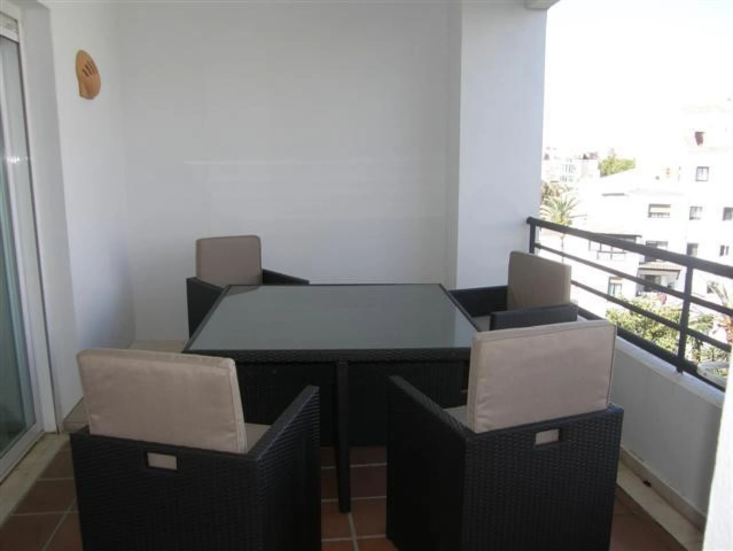 Ideal location for this 4 bed duplex penthouse property located in the heart of the famous Puerto Banús, surrounded by shops, bars and restaurants and with beaches only a few minutes walk away, no need for a car. The complex offers mature communal gardens