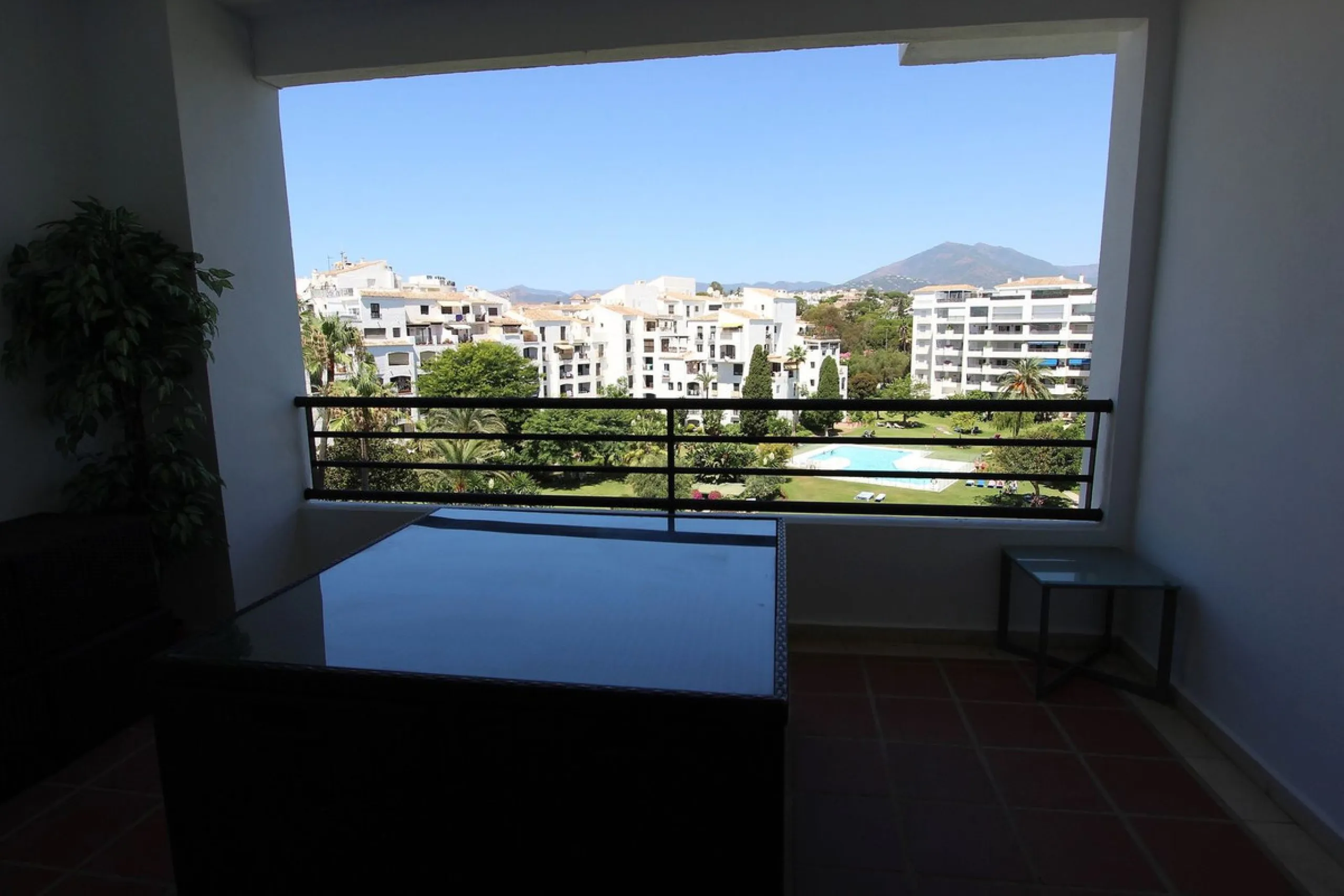Ideal location for this 4 bed duplex penthouse property located in the heart of the famous Puerto Banús, surrounded by shops, bars and restaurants and with beaches only a few minutes walk away, no need for a car. The complex offers mature communal gardens