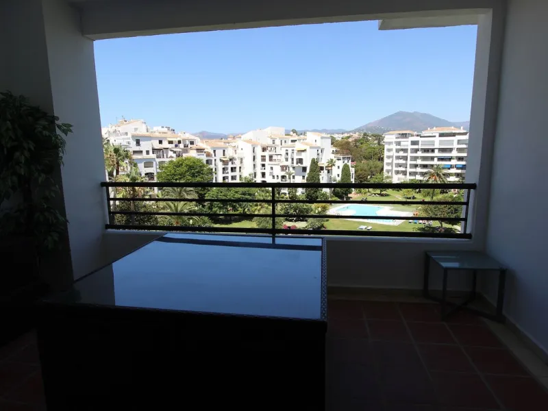 Ideal location for this 4 bed duplex penthouse property located in the heart of the famous Puerto Banús, surrounded by shops, bars and restaurants and with beaches only a few minutes walk away, no need for a car. The complex offers mature communal gardens