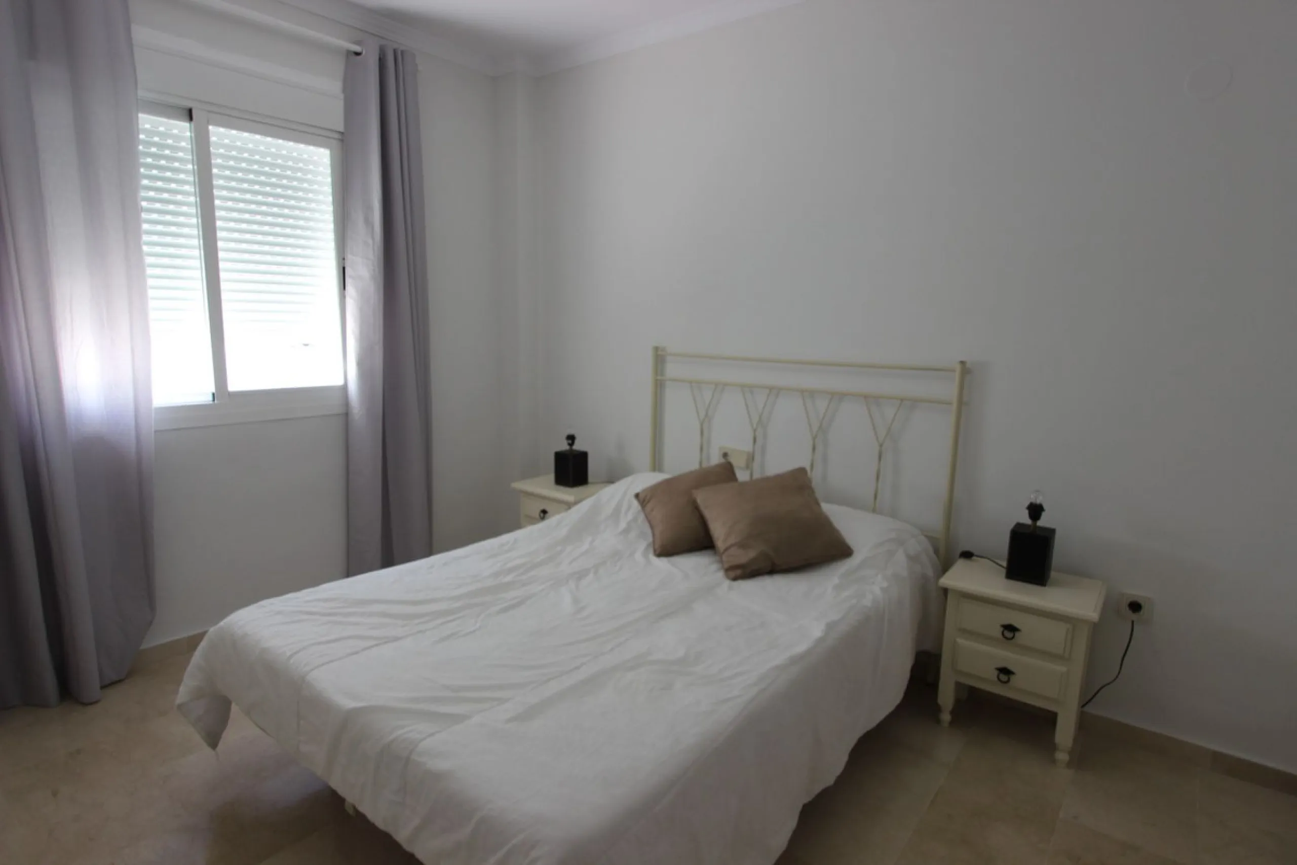 Ideal location for this 4 bed duplex penthouse property located in the heart of the famous Puerto Banús, surrounded by shops, bars and restaurants and with beaches only a few minutes walk away, no need for a car. The complex offers mature communal gardens