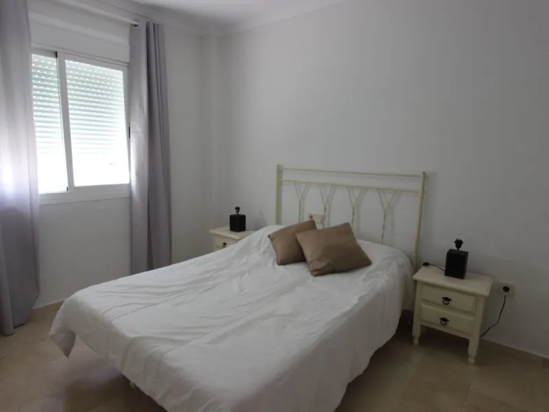 Ideal location for this 4 bed duplex penthouse property located in the heart of the famous Puerto Banús, surrounded by shops, bars and restaurants and with beaches only a few minutes walk away, no need for a car. The complex offers mature communal gardens