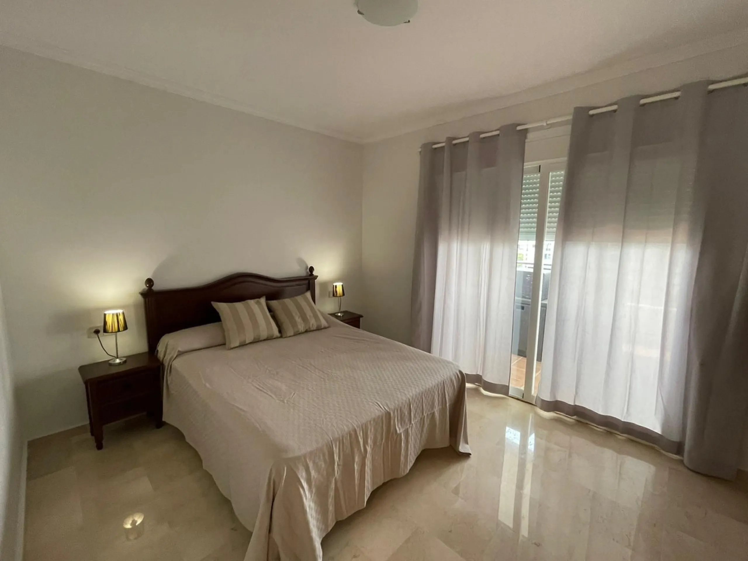 Ideal location for this 4 bed duplex penthouse property located in the heart of the famous Puerto Banús, surrounded by shops, bars and restaurants and with beaches only a few minutes walk away, no need for a car. The complex offers mature communal gardens