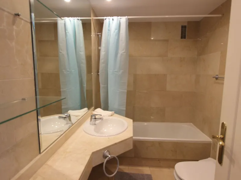 Ideal location for this 4 bed duplex penthouse property located in the heart of the famous Puerto Banús, surrounded by shops, bars and restaurants and with beaches only a few minutes walk away, no need for a car. The complex offers mature communal gardens