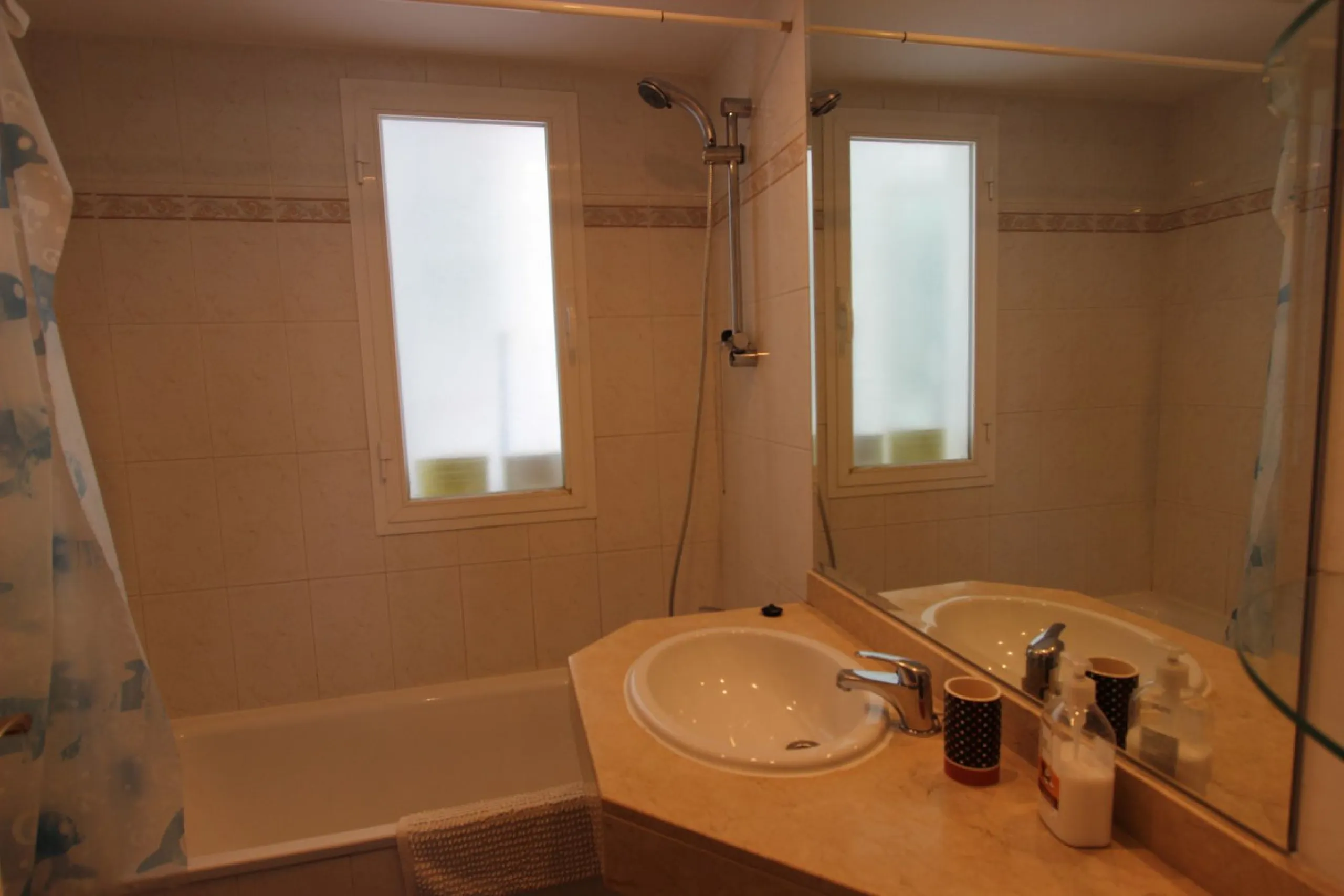 Ideal location for this 4 bed duplex penthouse property located in the heart of the famous Puerto Banús, surrounded by shops, bars and restaurants and with beaches only a few minutes walk away, no need for a car. The complex offers mature communal gardens