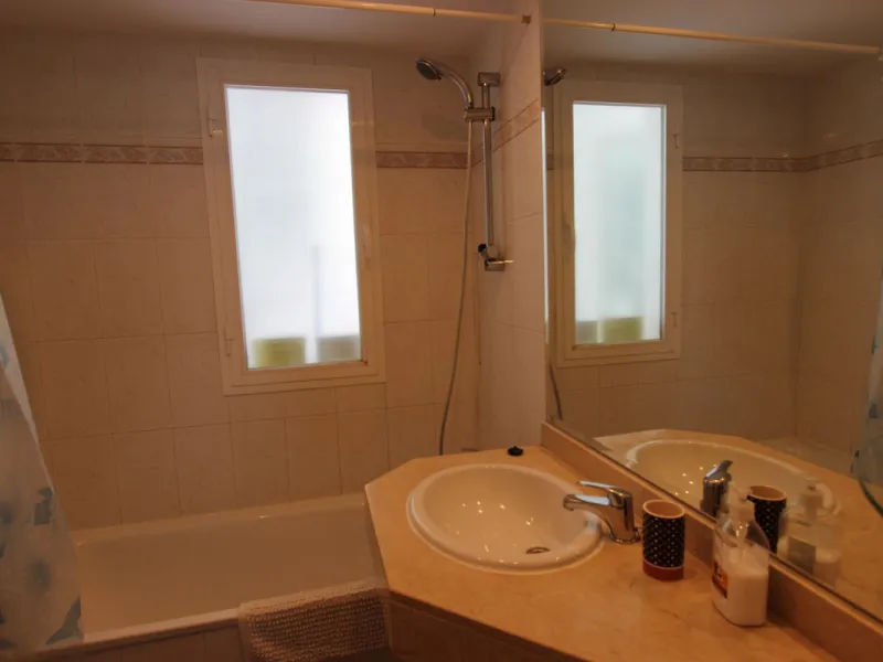 Ideal location for this 4 bed duplex penthouse property located in the heart of the famous Puerto Banús, surrounded by shops, bars and restaurants and with beaches only a few minutes walk away, no need for a car. The complex offers mature communal gardens