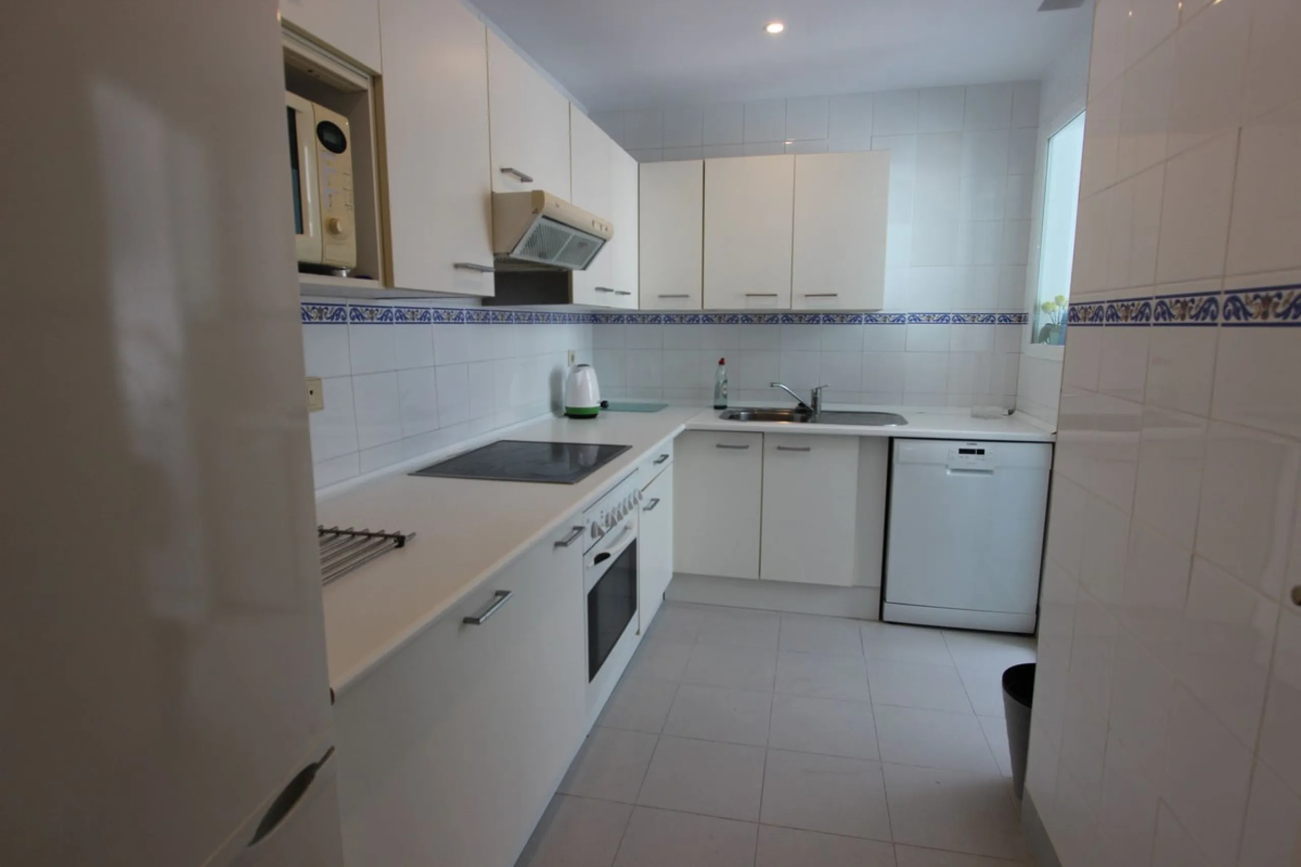 Ideal location for this 4 bed duplex penthouse property located in the heart of the famous Puerto Banús, surrounded by shops, bars and restaurants and with beaches only a few minutes walk away, no need for a car. The complex offers mature communal gardens