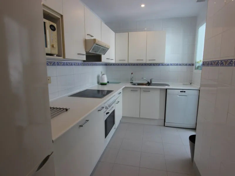 Ideal location for this 4 bed duplex penthouse property located in the heart of the famous Puerto Banús, surrounded by shops, bars and restaurants and with beaches only a few minutes walk away, no need for a car. The complex offers mature communal gardens
