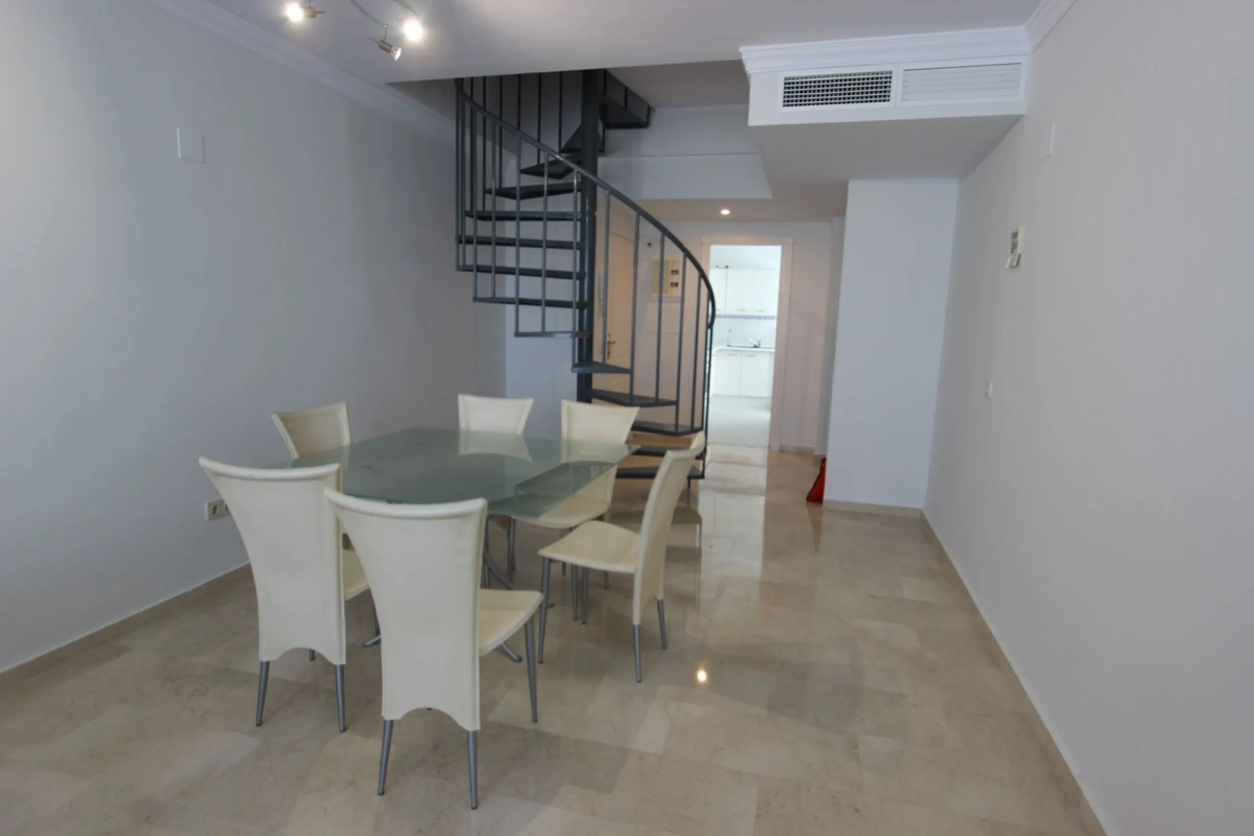 Ideal location for this 4 bed duplex penthouse property located in the heart of the famous Puerto Banús, surrounded by shops, bars and restaurants and with beaches only a few minutes walk away, no need for a car. The complex offers mature communal gardens