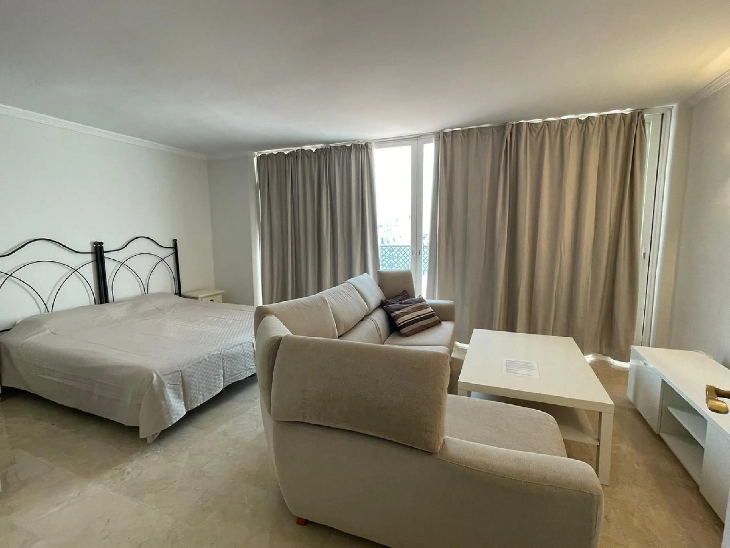 Ideal location for this 4 bed duplex penthouse property located in the heart of the famous Puerto Banús, surrounded by shops, bars and restaurants and with beaches only a few minutes walk away, no need for a car. The complex offers mature communal gardens