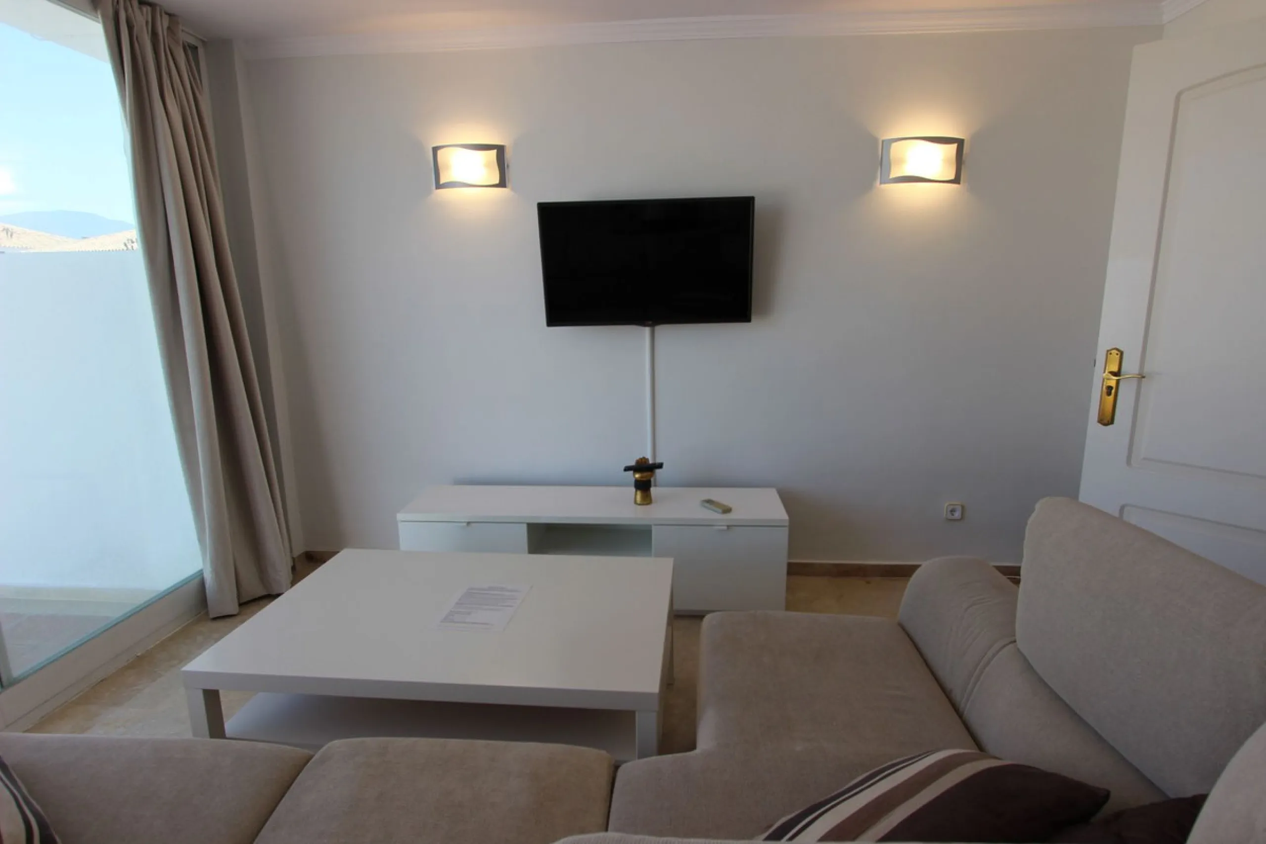 Ideal location for this 4 bed duplex penthouse property located in the heart of the famous Puerto Banús, surrounded by shops, bars and restaurants and with beaches only a few minutes walk away, no need for a car. The complex offers mature communal gardens