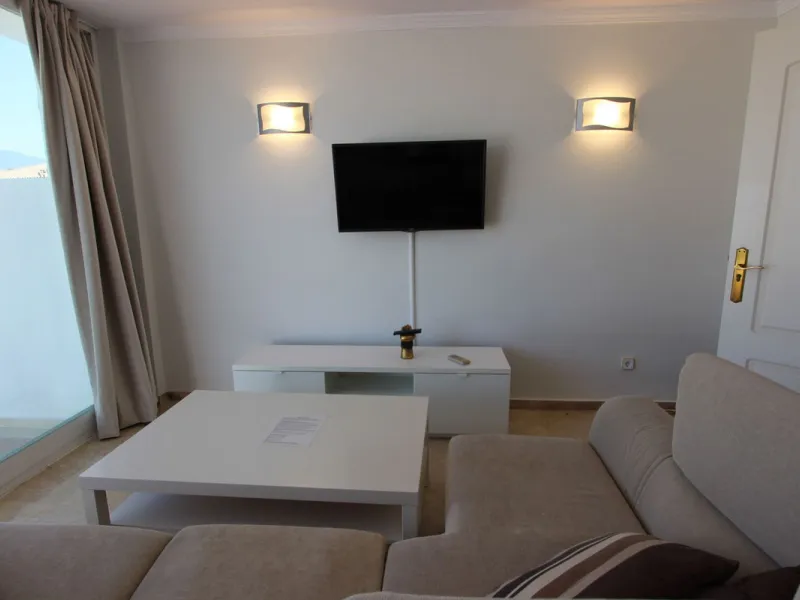 Ideal location for this 4 bed duplex penthouse property located in the heart of the famous Puerto Banús, surrounded by shops, bars and restaurants and with beaches only a few minutes walk away, no need for a car. The complex offers mature communal gardens