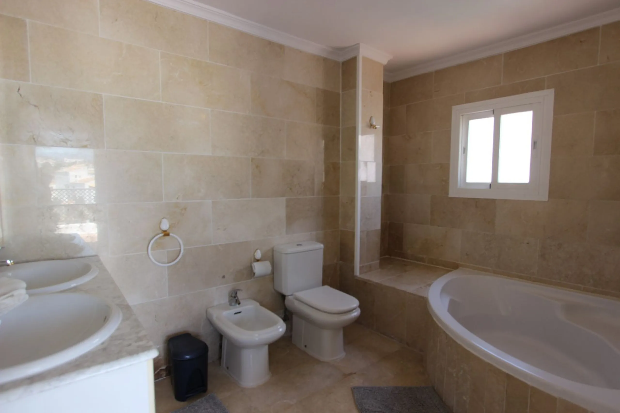 Ideal location for this 4 bed duplex penthouse property located in the heart of the famous Puerto Banús, surrounded by shops, bars and restaurants and with beaches only a few minutes walk away, no need for a car. The complex offers mature communal gardens