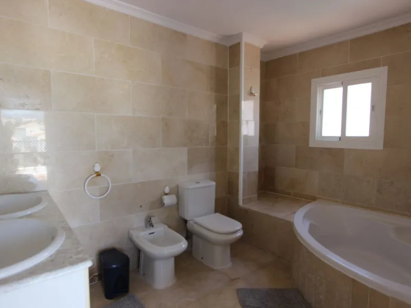 Ideal location for this 4 bed duplex penthouse property located in the heart of the famous Puerto Banús, surrounded by shops, bars and restaurants and with beaches only a few minutes walk away, no need for a car. The complex offers mature communal gardens