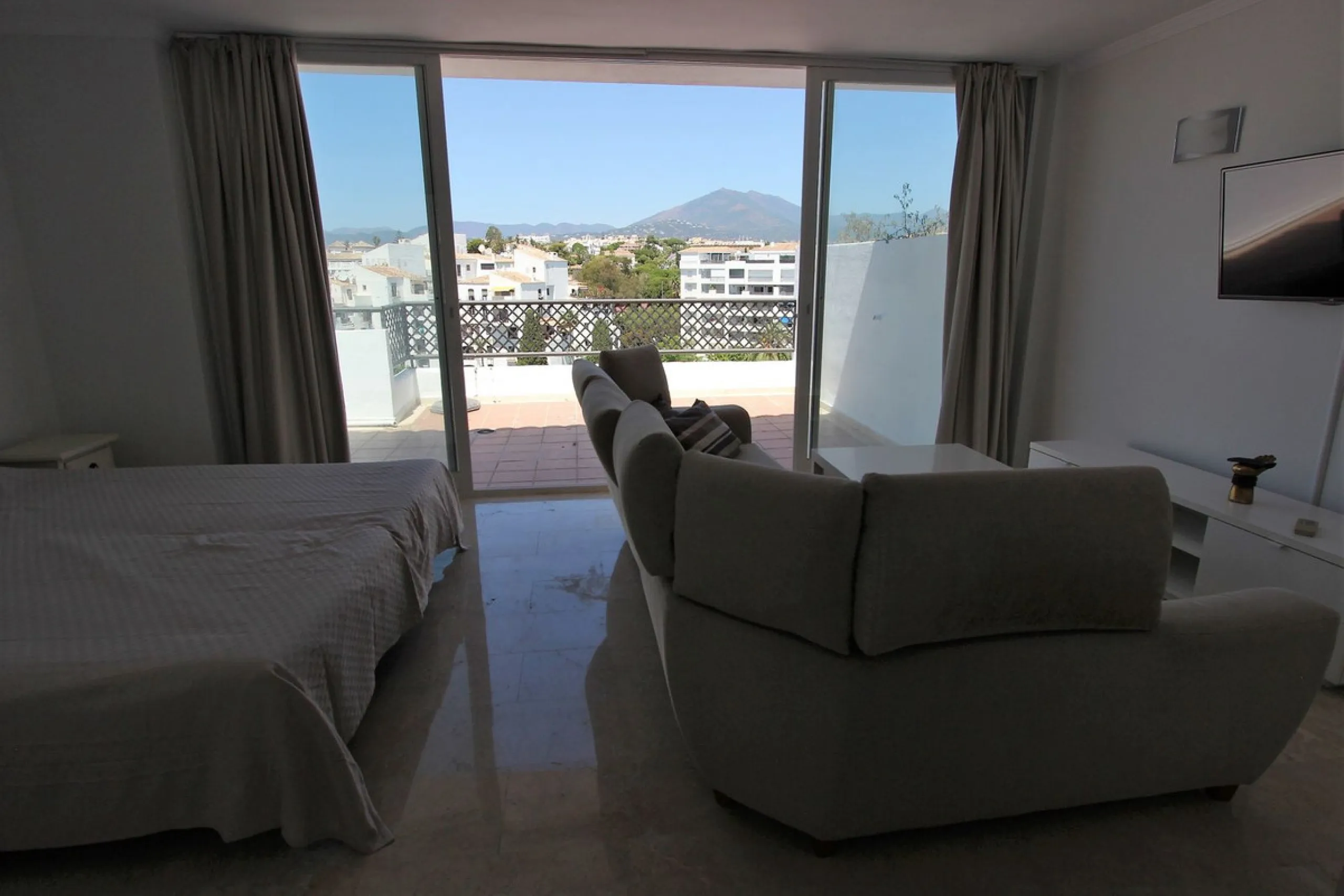 Ideal location for this 4 bed duplex penthouse property located in the heart of the famous Puerto Banús, surrounded by shops, bars and restaurants and with beaches only a few minutes walk away, no need for a car. The complex offers mature communal gardens