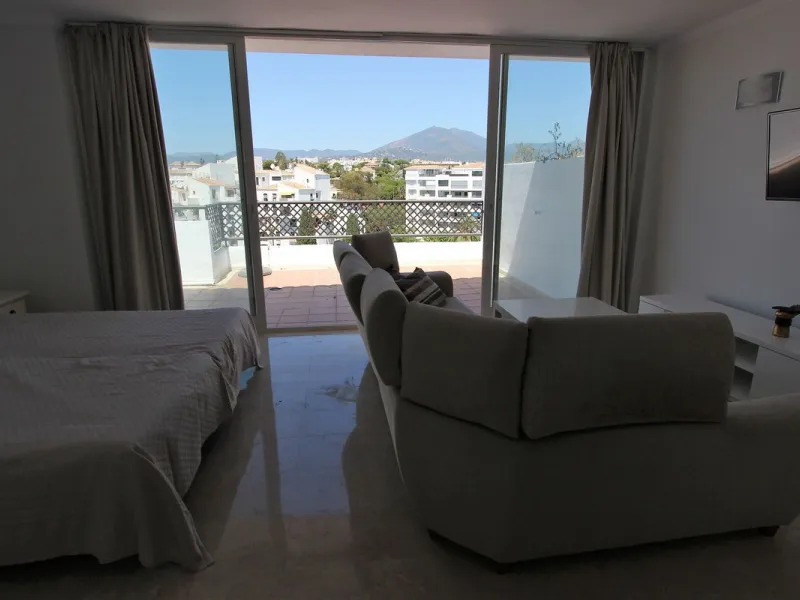 Ideal location for this 4 bed duplex penthouse property located in the heart of the famous Puerto Banús, surrounded by shops, bars and restaurants and with beaches only a few minutes walk away, no need for a car. The complex offers mature communal gardens