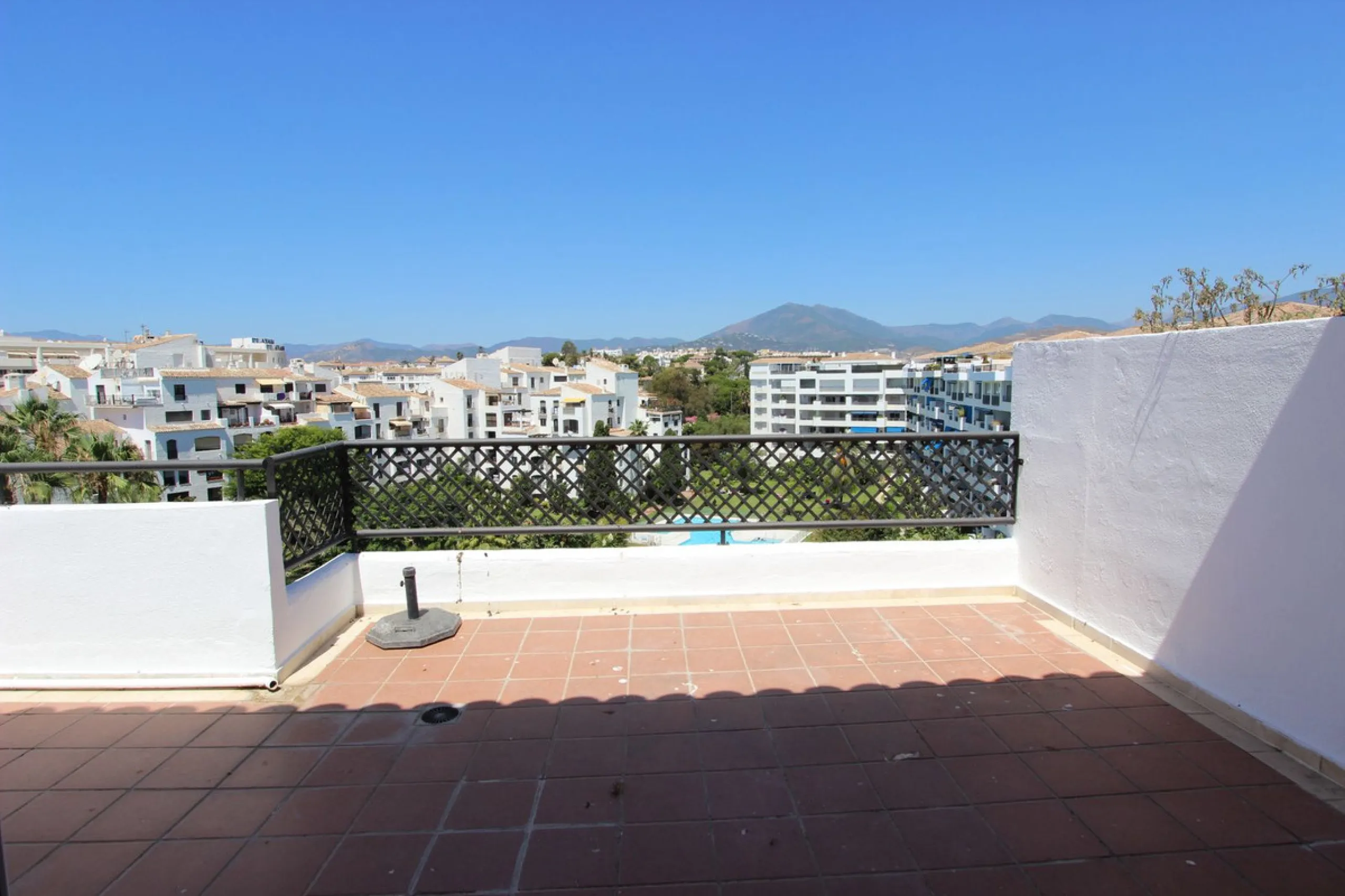Ideal location for this 4 bed duplex penthouse property located in the heart of the famous Puerto Banús, surrounded by shops, bars and restaurants and with beaches only a few minutes walk away, no need for a car. The complex offers mature communal gardens