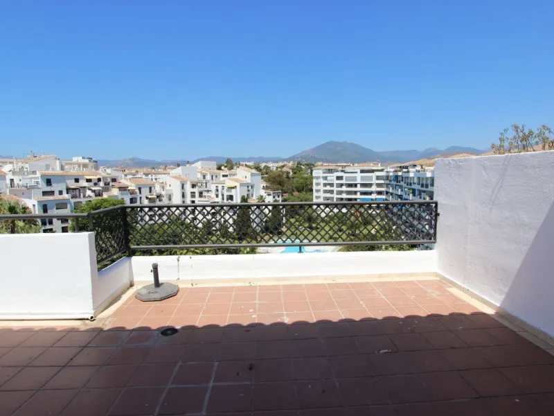 Ideal location for this 4 bed duplex penthouse property located in the heart of the famous Puerto Banús, surrounded by shops, bars and restaurants and with beaches only a few minutes walk away, no need for a car. The complex offers mature communal gardens