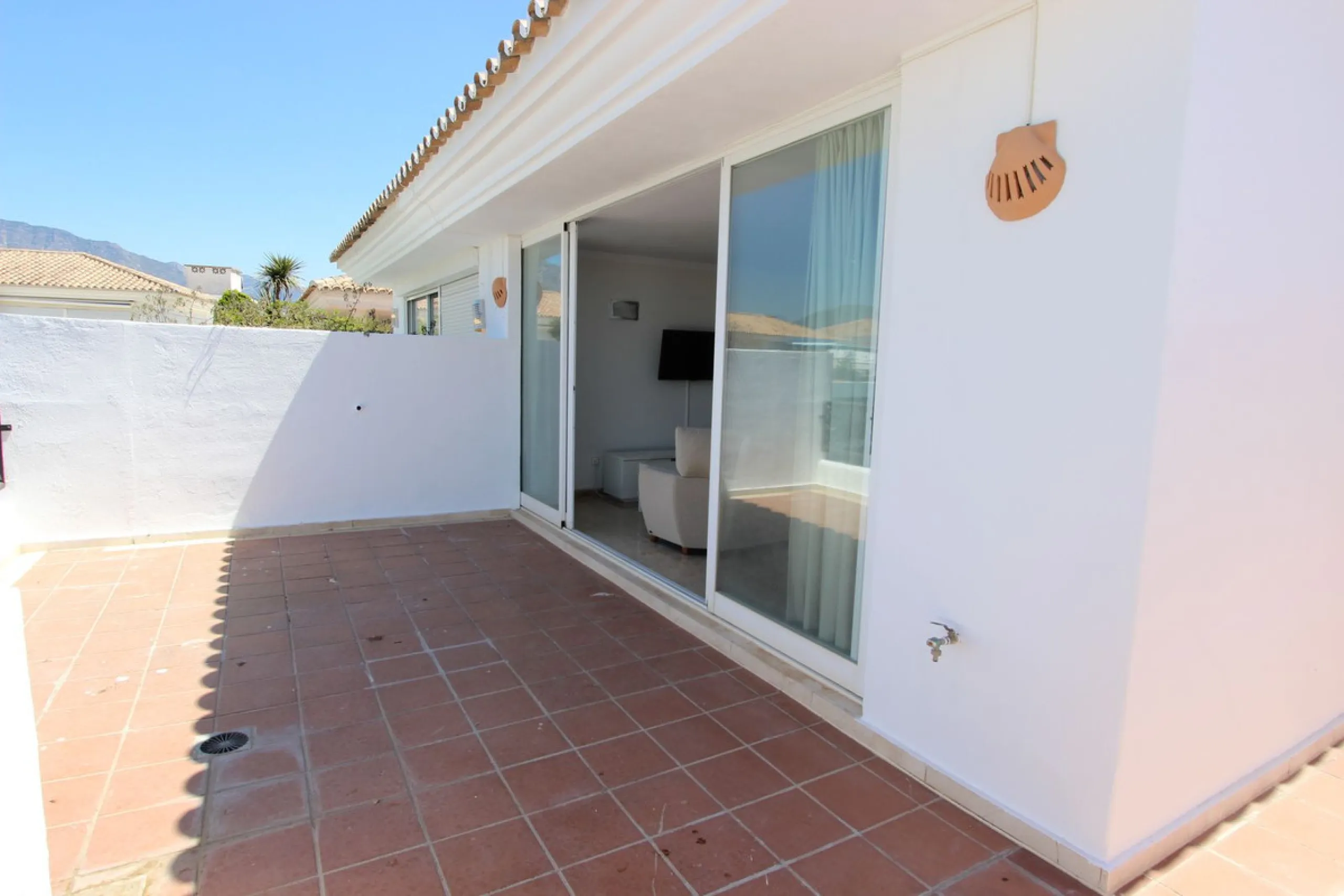 Ideal location for this 4 bed duplex penthouse property located in the heart of the famous Puerto Banús, surrounded by shops, bars and restaurants and with beaches only a few minutes walk away, no need for a car. The complex offers mature communal gardens