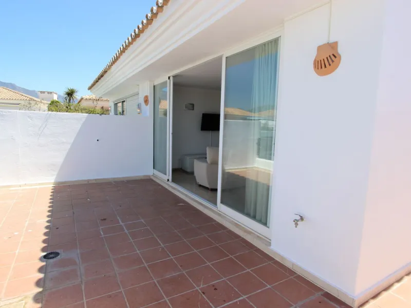 Ideal location for this 4 bed duplex penthouse property located in the heart of the famous Puerto Banús, surrounded by shops, bars and restaurants and with beaches only a few minutes walk away, no need for a car. The complex offers mature communal gardens