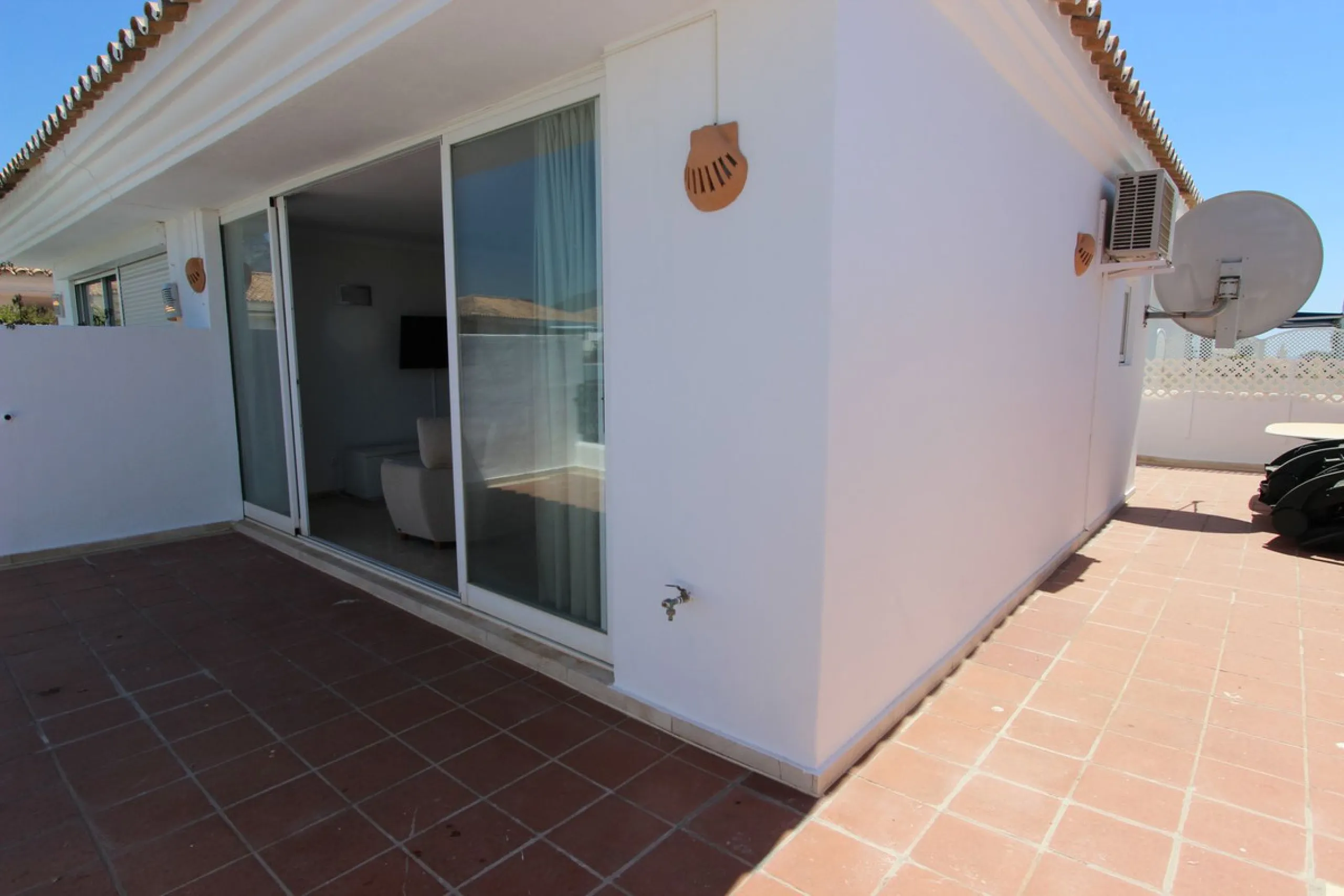 Ideal location for this 4 bed duplex penthouse property located in the heart of the famous Puerto Banús, surrounded by shops, bars and restaurants and with beaches only a few minutes walk away, no need for a car. The complex offers mature communal gardens
