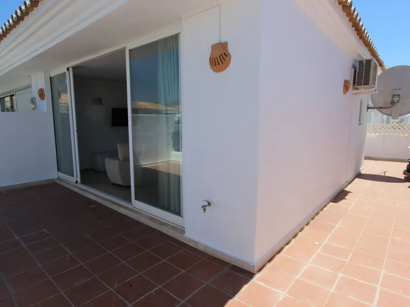 Ideal location for this 4 bed duplex penthouse property located in the heart of the famous Puerto Banús, surrounded by shops, bars and restaurants and with beaches only a few minutes walk away, no need for a car. The complex offers mature communal gardens