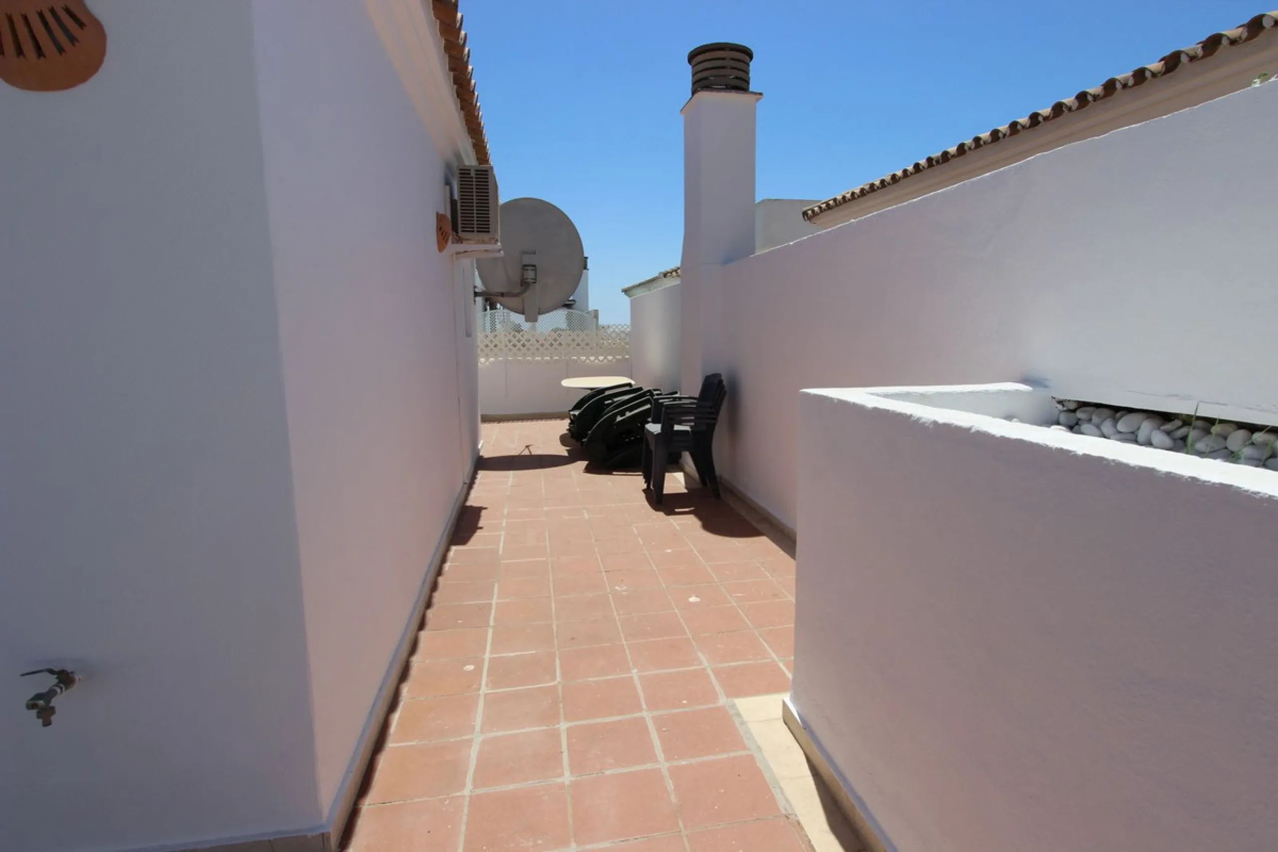 Ideal location for this 4 bed duplex penthouse property located in the heart of the famous Puerto Banús, surrounded by shops, bars and restaurants and with beaches only a few minutes walk away, no need for a car. The complex offers mature communal gardens
