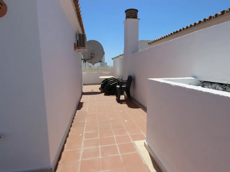 Ideal location for this 4 bed duplex penthouse property located in the heart of the famous Puerto Banús, surrounded by shops, bars and restaurants and with beaches only a few minutes walk away, no need for a car. The complex offers mature communal gardens