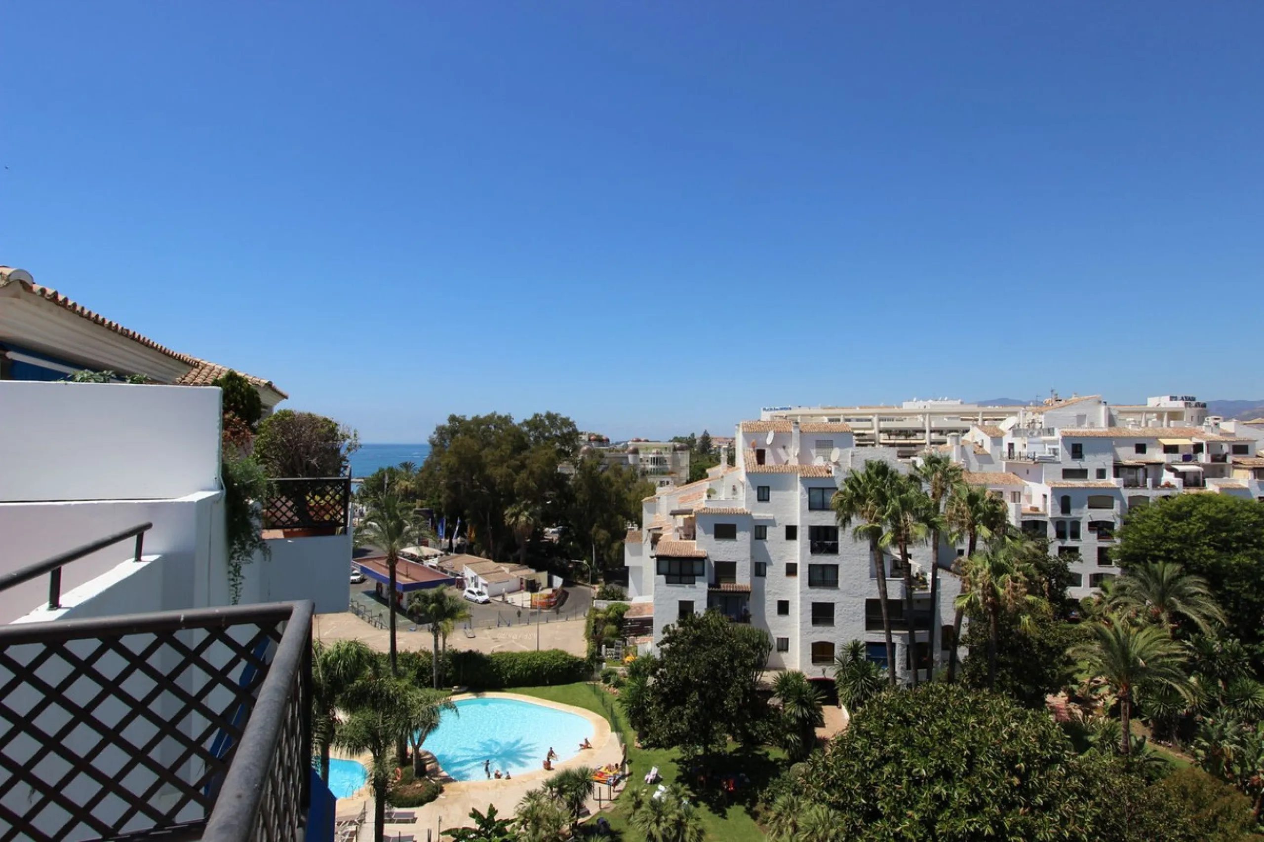 Ideal location for this 4 bed duplex penthouse property located in the heart of the famous Puerto Banús, surrounded by shops, bars and restaurants and with beaches only a few minutes walk away, no need for a car. The complex offers mature communal gardens