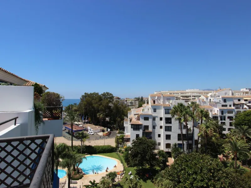 Ideal location for this 4 bed duplex penthouse property located in the heart of the famous Puerto Banús, surrounded by shops, bars and restaurants and with beaches only a few minutes walk away, no need for a car. The complex offers mature communal gardens