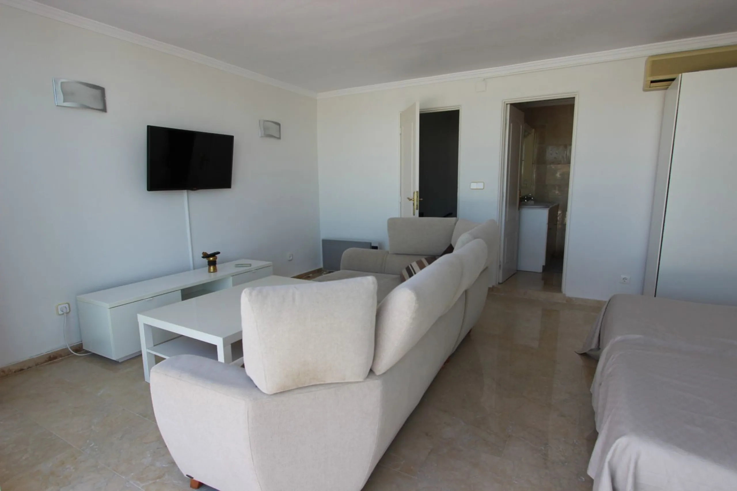 Ideal location for this 4 bed duplex penthouse property located in the heart of the famous Puerto Banús, surrounded by shops, bars and restaurants and with beaches only a few minutes walk away, no need for a car. The complex offers mature communal gardens