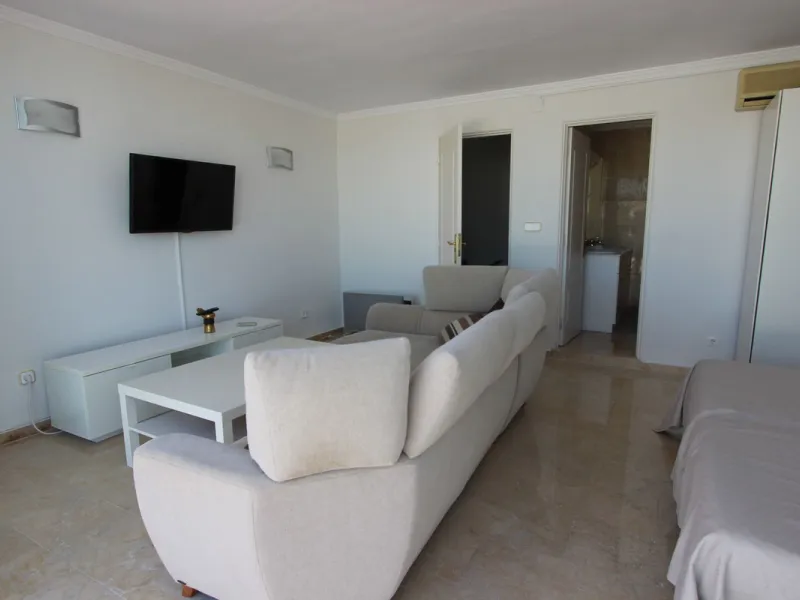 Ideal location for this 4 bed duplex penthouse property located in the heart of the famous Puerto Banús, surrounded by shops, bars and restaurants and with beaches only a few minutes walk away, no need for a car. The complex offers mature communal gardens
