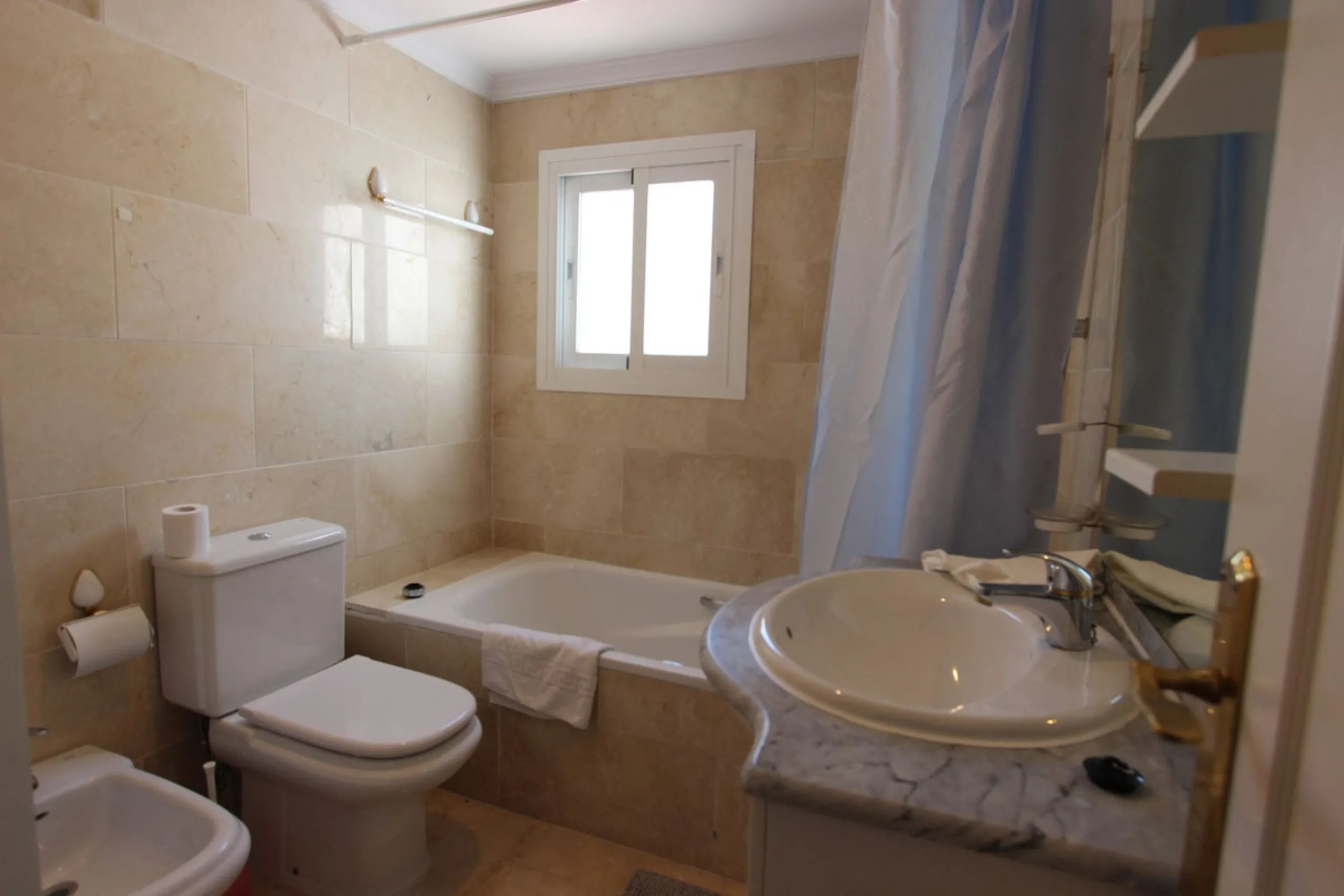 Ideal location for this 4 bed duplex penthouse property located in the heart of the famous Puerto Banús, surrounded by shops, bars and restaurants and with beaches only a few minutes walk away, no need for a car. The complex offers mature communal gardens