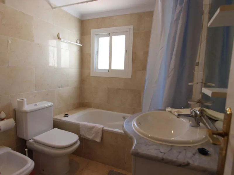 Ideal location for this 4 bed duplex penthouse property located in the heart of the famous Puerto Banús, surrounded by shops, bars and restaurants and with beaches only a few minutes walk away, no need for a car. The complex offers mature communal gardens
