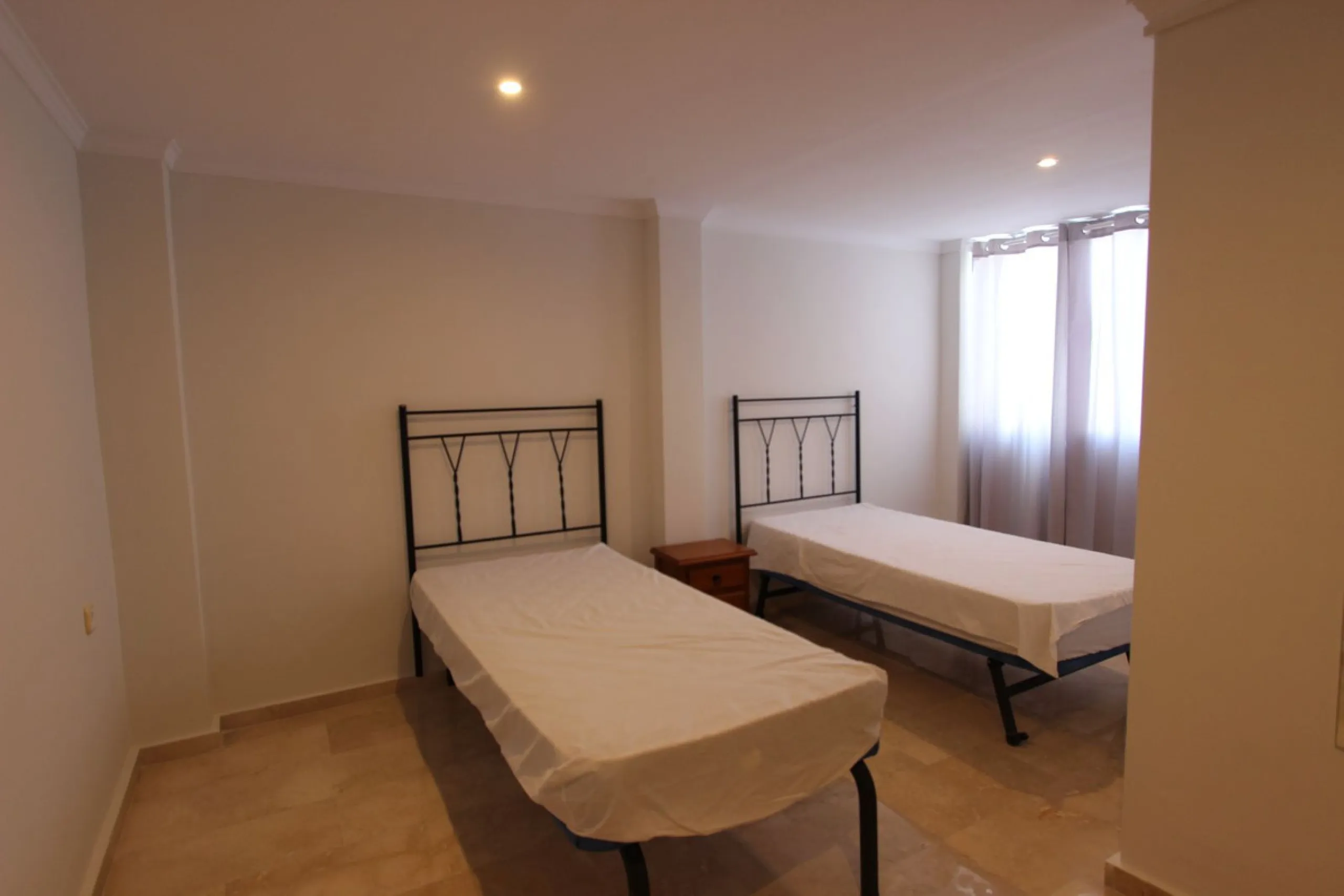 Ideal location for this 4 bed duplex penthouse property located in the heart of the famous Puerto Banús, surrounded by shops, bars and restaurants and with beaches only a few minutes walk away, no need for a car. The complex offers mature communal gardens